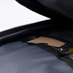 Mochila de RPET Stamina Patrik 1236, gris, detalle de los bolsillos interiores con objetos como ejemplo de uso
