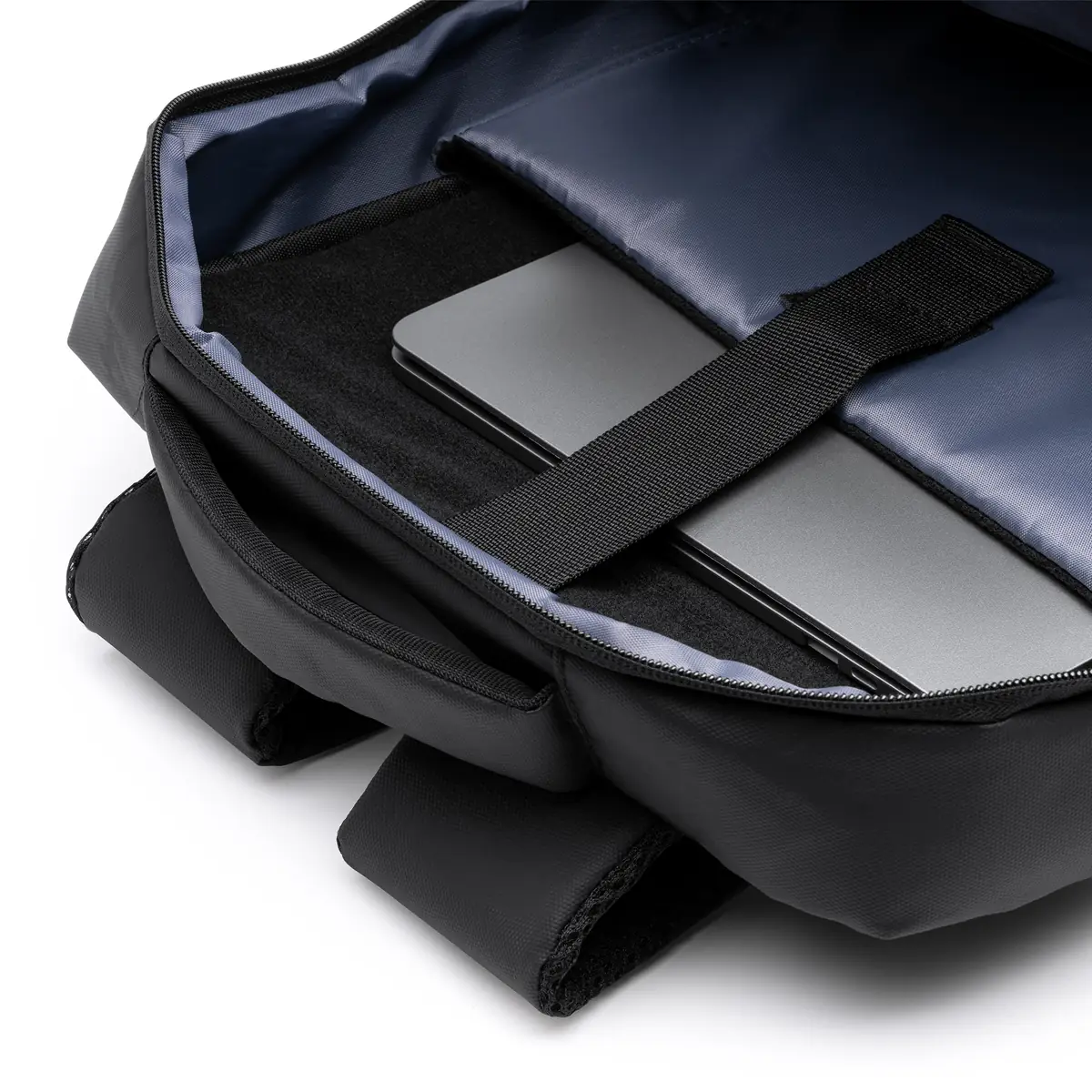 Mochila ejecutiva Stamina Dixon 1237 3 Mochila ejecutiva Stamina Dixon 1237, negro, detalle del bolsillo interior acolchado con un dispositivo como ejemplo de uso