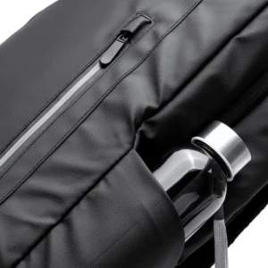 Mochila ejecutiva Stamina Dixon 1237, negro, detalle del bolsillo lateral con una botella como ejemplo de uso