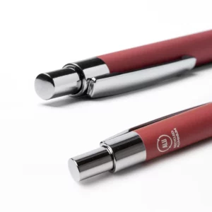 Bolígrafo de aluminio reciclado Stamina Rodal 1239, rojo, detalle del pulsador y la indicación de aluminio reciclado