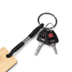 Llavero de madera Stamina Yeste 1253, detalle del cordón con llaves como ejemplo de uso