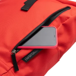 Mochila extensible Stamina Dronte 1254, rojo, detalle del bolsillo exterior con un teléfono como ejemplo de uso