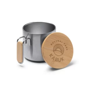 Taza con tapa de bambú Stamina Rimor 1264, plata, vista de la taza abierta junto a una tapa con ejemplo de personalización