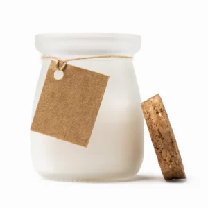 Vela aromática Stamina Surna 1313, blanco, detalle de la tarjeta y el tapón de corcho