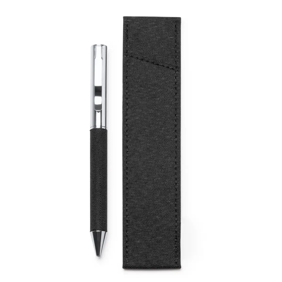 Bolígrafo con funda RPET Stamina Braman 1319 6 Bolígrafo Stamina Braman 1319, negro, vista frontal del bolígrafo y la funda incluida