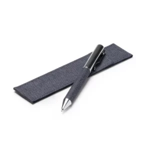 Bolígrafo Stamina Braman 1319, vaquero, vista del bolígrafo y la funda incluida en perspectiva