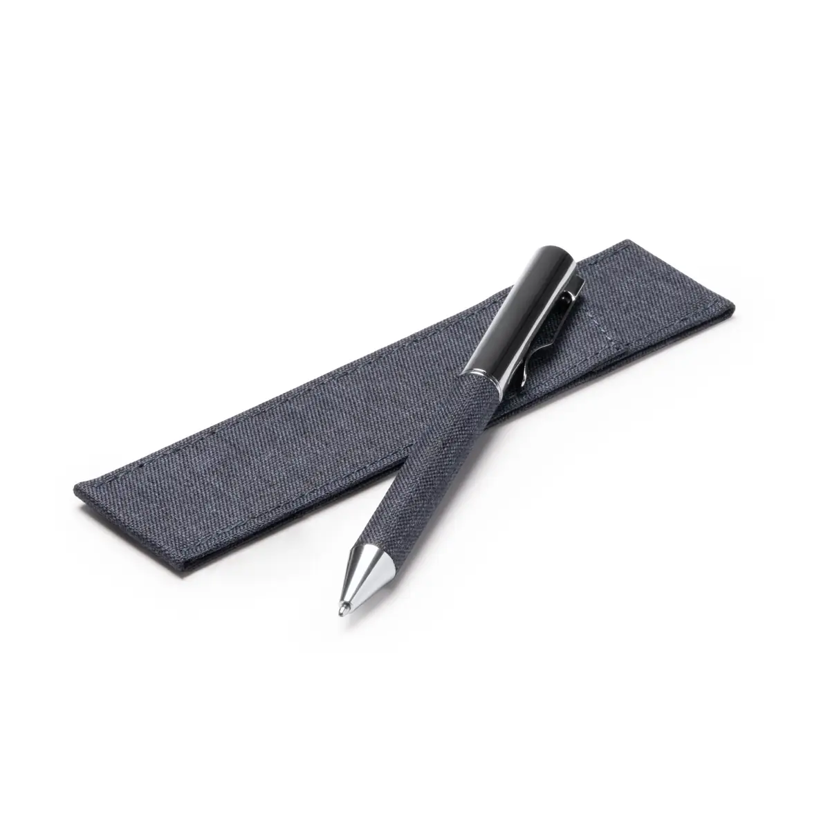 Bolígrafo con funda RPET Stamina Braman 1319 2 Bolígrafo Stamina Braman 1319, vaquero, vista del bolígrafo y la funda incluida en perspectiva