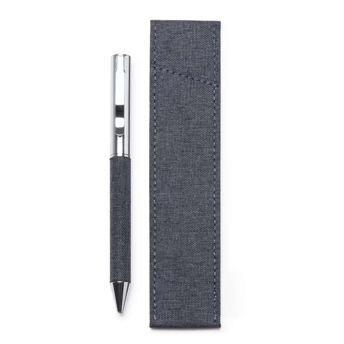 Bolígrafo con funda RPET Stamina Braman 1319 1 Bolígrafo Stamina Braman 1319, vaquero, vista frontal del bolígrafo y la funda incluida
