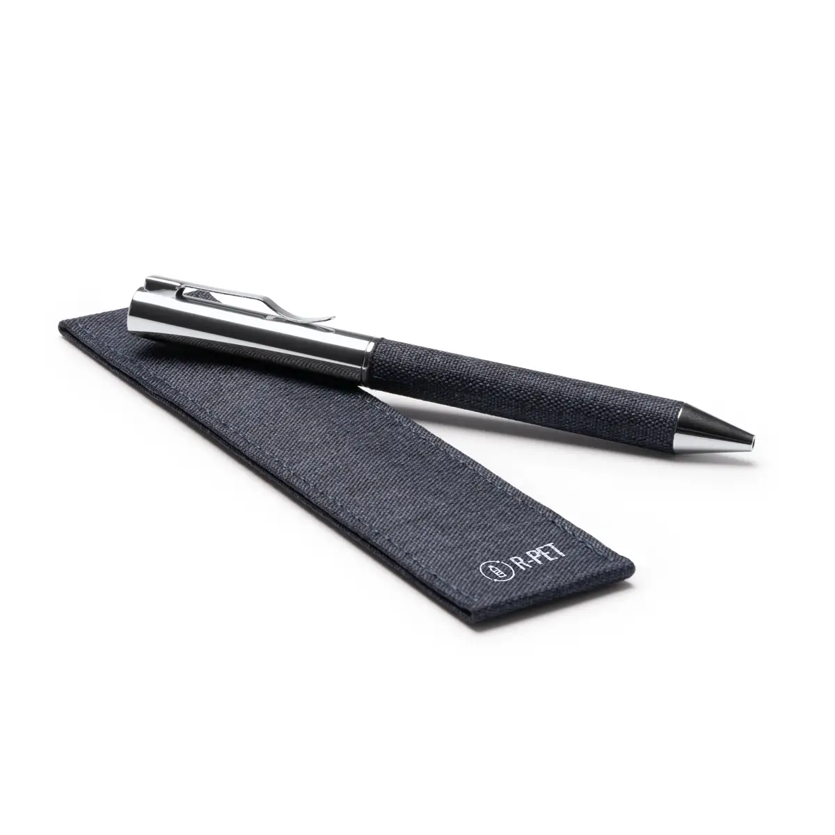 Bolígrafo con funda RPET Stamina Braman 1319 4 Bolígrafo Stamina Braman 1319, vaquero, vista del bolígrafo sobre la funda incluida