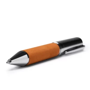 Bolígrafo giratorio Stamina Romil 1320, piel reciclada y metal, detalle de la punta y el cuerpo de piel reciclada