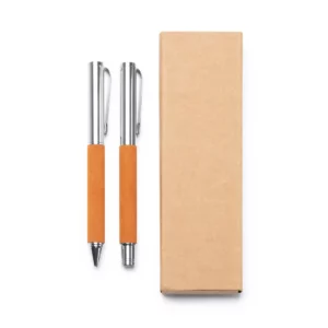 Set bolígrafo y roller Stamina Tombol 1321, piel reciclada y detalles metalizados, vista frontal del bolígrafo, el roller y la caja