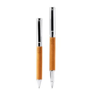 Set bolígrafo y roller Stamina Tombol 1321, piel reciclada y detalles metalizados, vista del bolígrafo y el roller sin capuchón