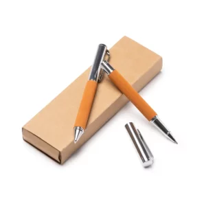 Set bolígrafo y roller Stamina Tombol 1321, piel reciclada y detalles metalizados, conjunto sobre la caja kraft con el capuchón separado