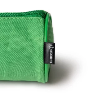 Estuche cilíndrico Stamina Sango 1322, verde helecho, detalle del tejido y la etiqueta RPET