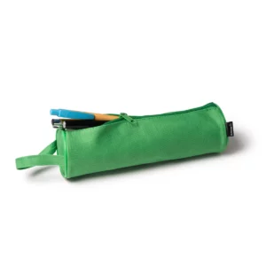 Estuche cilíndrico Stamina Sango 1322, verde helecho, ejemplo del estuche abierto con útiles de escritura