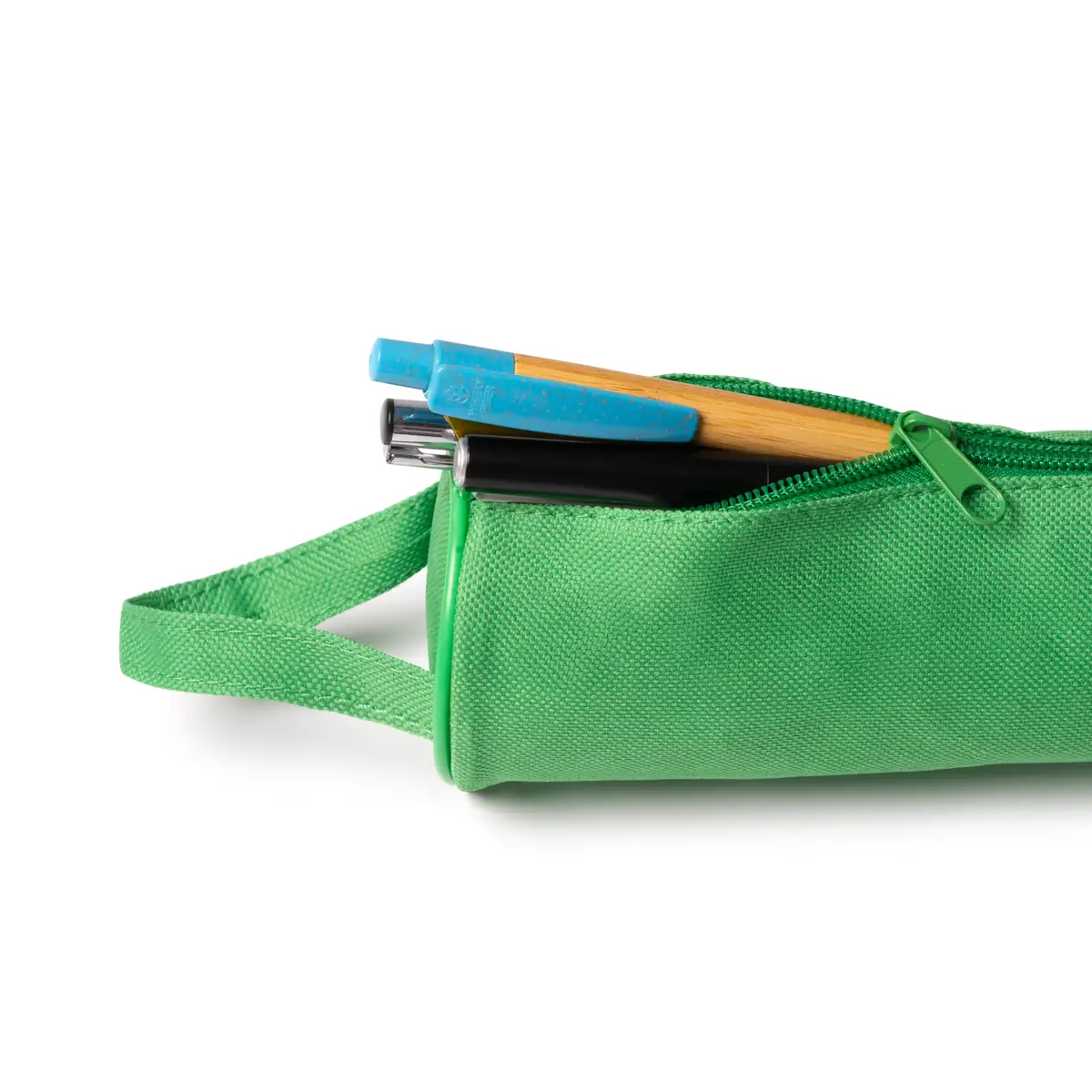 Estuche cilíndrico Stamina Sango 1322 11 Estuche cilíndrico Stamina Sango 1322, verde helecho, detalle de la abertura y la cremallera