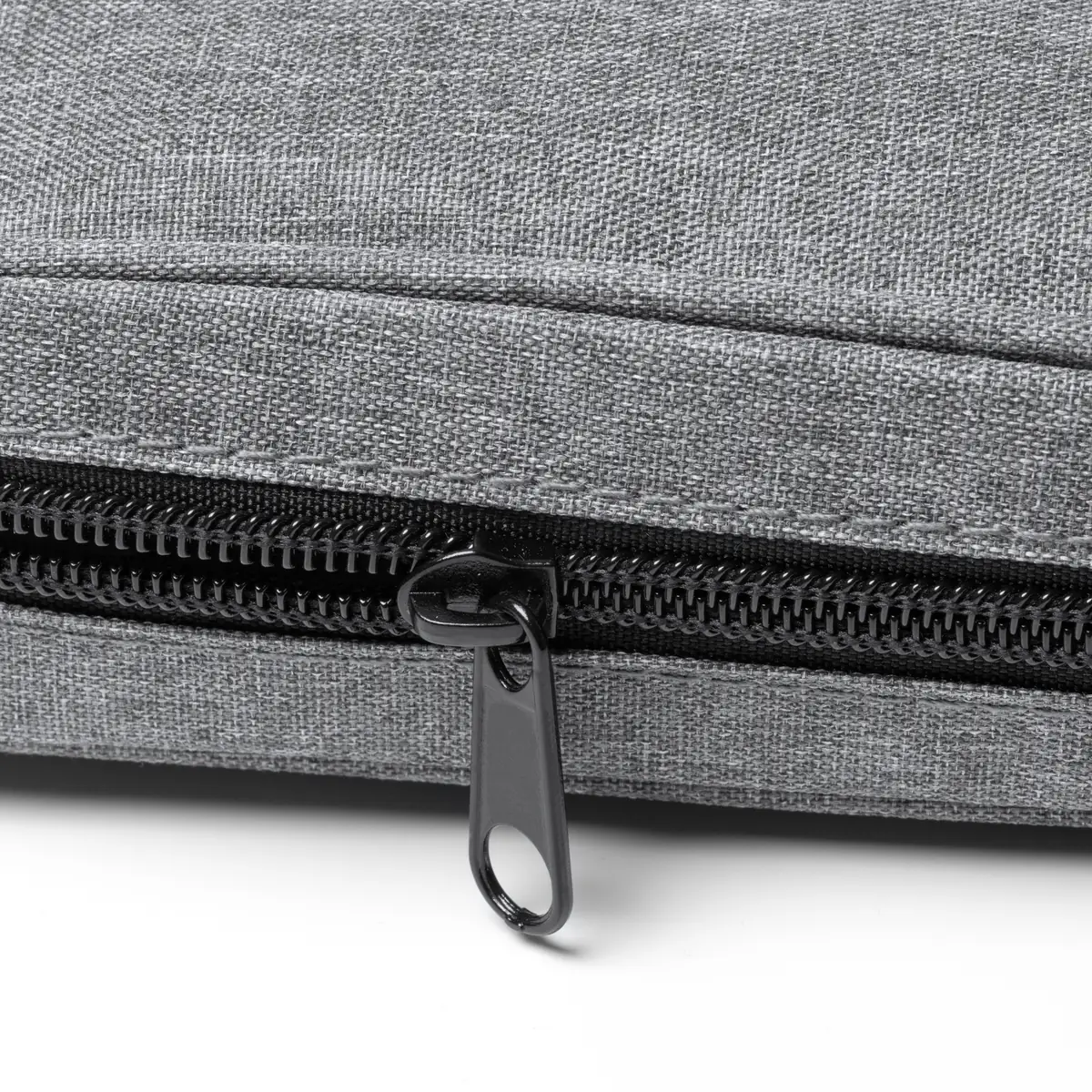 Estuche Stamina Montu 1338 6 Estuche Stamina Montu 1338, gris, detalle del tejido y la cremallera