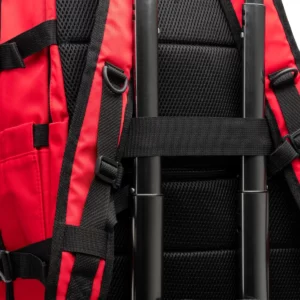 Mochila de viaje RPET Stamina Banter 1347, rojo, detalle de la sujeción posterior a un trolley como ejemplo de uso