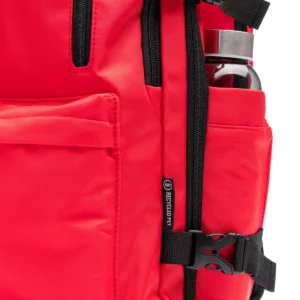 Mochila de viaje RPET Stamina Banter 1347, rojo, detalle del bolsillo lateral con una botella como ejemplo de uso