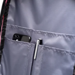 Mochila de viaje RPET Stamina Banter 1347, rojo, detalle del bolsillo interior con accesorios como ejemplo de uso