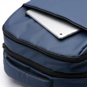 Mochila para portátil Stamina Brunen 1354, marino, detalle del bolsillo frontal con un dispositivo como ejemplo de uso