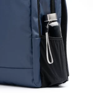 Mochila para portátil Stamina Brunen 1354, marino, detalle del bolsillo lateral con una botella como ejemplo de uso