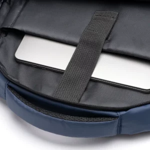 Mochila para portátil Stamina Brunen 1354, marino, detalle del compartimento acolchado con un dispositivo como ejemplo de uso