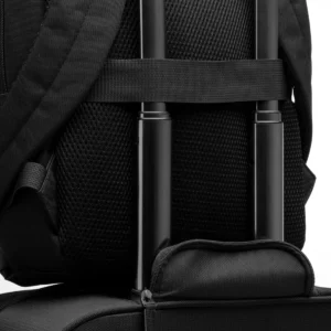 Mochila para portátil Stamina Grindel 1355, negro, vista posterior sujeta a un trolley como ejemplo de uso