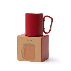 Taza con mosquetón Stamina Nasik 1369, rojo, vista de la taza sobre su caja de diseño