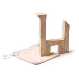 Rompecabezas de madera Stamina Nokit 1373, crudo, ejemplo de figura formada con las piezas junto a la bolsa