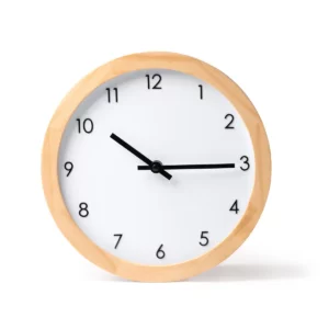 Reloj de pared de bambú Stamina Karpe 1375, crudo, vista frontal del reloj de pared