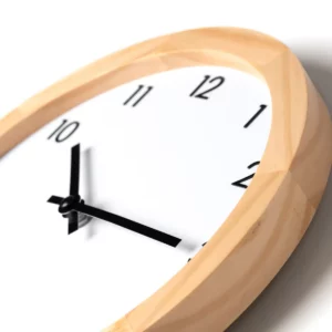 Reloj de pared de bambú Stamina Karpe 1375, crudo, detalle de la esfera y las agujas