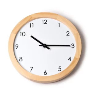 Reloj de pared de bambú Stamina Karpe 1375, crudo, vista de la esfera en otra perspectiva