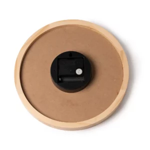 Reloj de pared de bambú Stamina Karpe 1375, crudo, vista posterior del mecanismo y el alojamiento de la pila