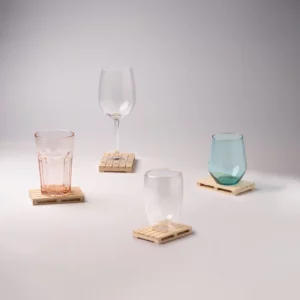 Posavasos de madera Stamina Ramy 1381, crudo, ejemplo de uso de los posavasos con vasos y copas