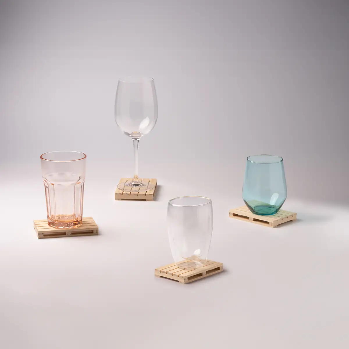 Posavasos de madera Stamina Ramy 1381 5 Posavasos de madera Stamina Ramy 1381, crudo, ejemplo de uso de los posavasos con vasos y copas