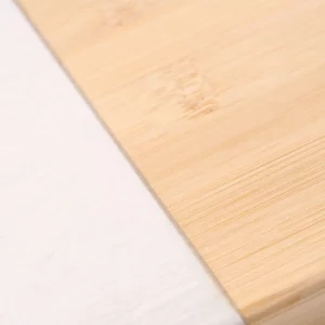 Tabla redonda de bambú y mármol Stamina Benek 1387, crudo, detalle de la superficie de bambú