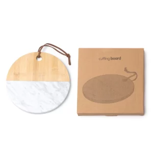 Tabla redonda de bambú y mármol Stamina Benek 1387, crudo, vista de la tabla junto a la caja kraft