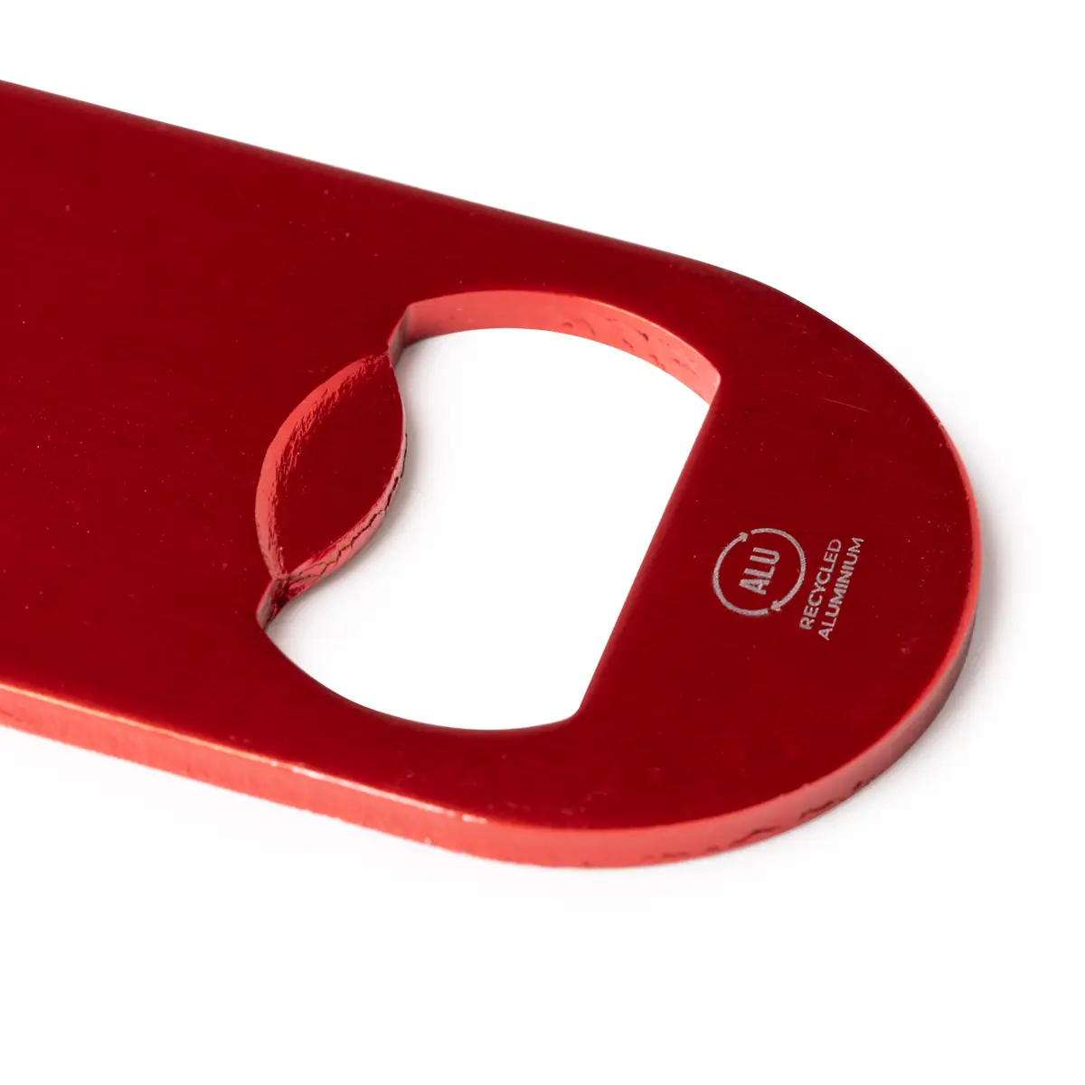 Abridor de aluminio reciclado Stamina Davy 1396 3 Abridor de aluminio reciclado Stamina Davy 1396, rojo, detalle de la abertura y el logo de aluminio reciclado