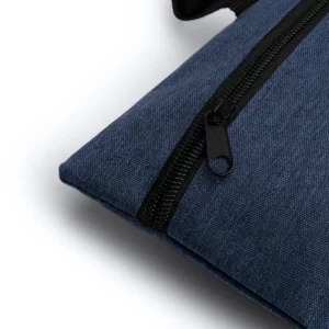 portadocumentos Stamina Draper 1507, dénim vigoré, detalle de la cremallera y el tirador