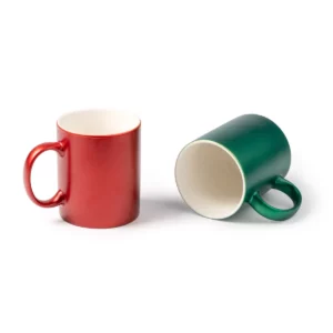Taza de cerámica para láser Stamina Marty 1509, vista conjunta de las tazas en rojo y verde helecho
