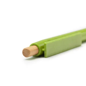 Bolígrafo de fibra de trigo Stamina Carini 1516, verde helecho, detalle del pulsador de bambú y el clip