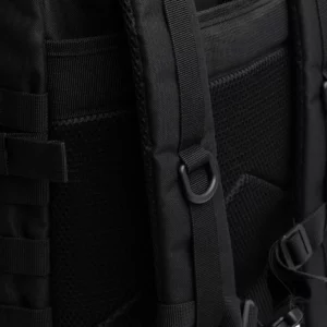 Mochila deportiva Stamina Malony 1521, negro, detalle de las cintas y hebillas posteriores