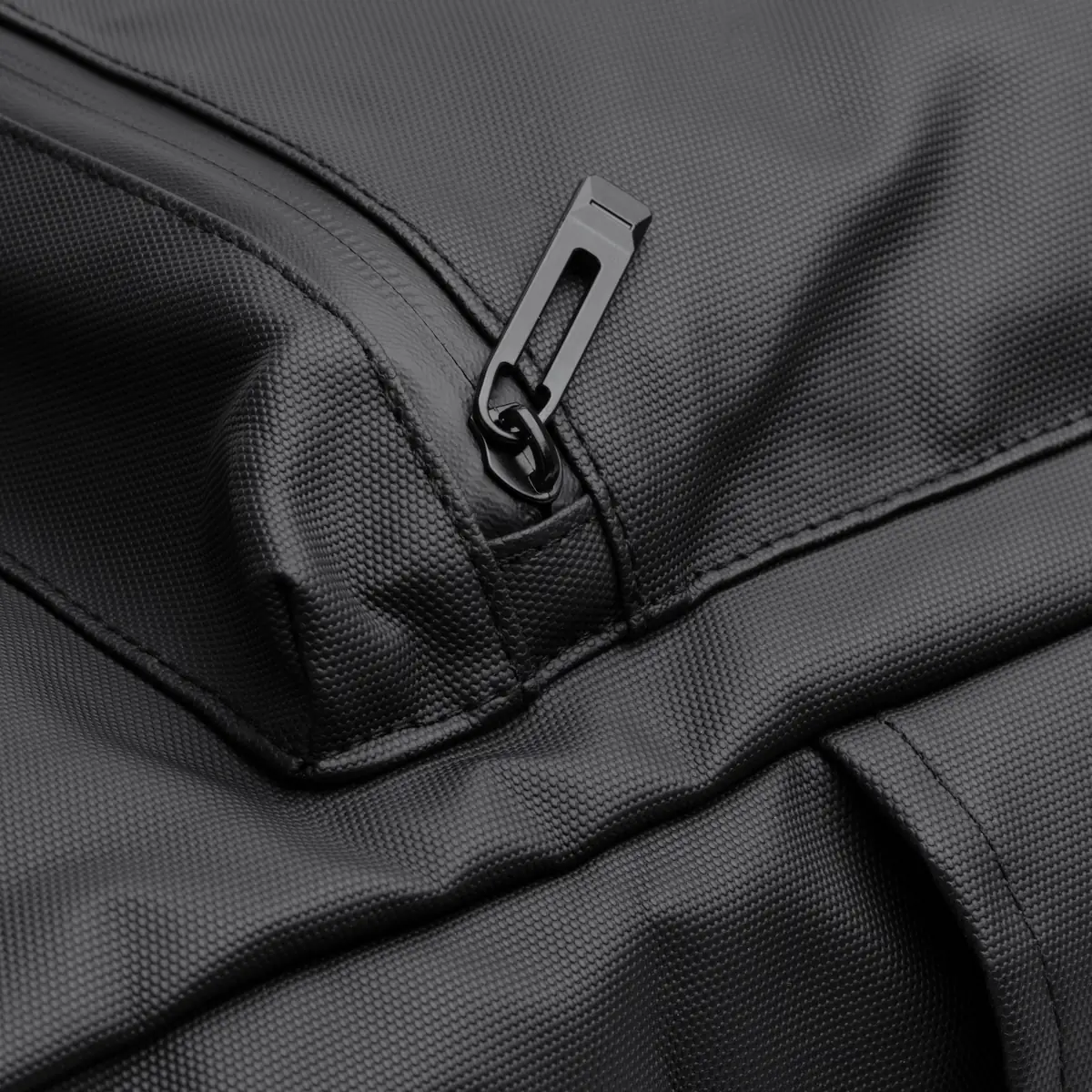 Mochila extensible Stamina Fenati 1526 4 Mochila extensible Stamina Fenati 1526, negro, detalle de la cremallera del bolsillo frontal
