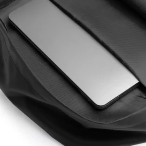 Mochila de doble bolsillo Stamina Rusel 1527, negro, detalle del bolsillo interior con un dispositivo como ejemplo de uso