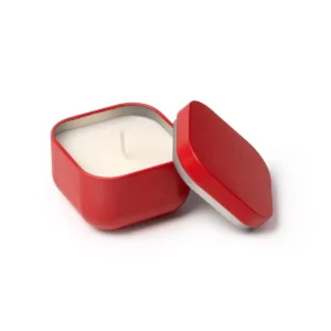 Vela aromática Stamina Trini 1528, rojo, vista de la vela roja abierta con su tapa