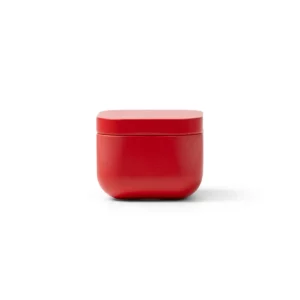 Vela aromática Stamina Trini 1528, rojo, vista frontal de la vela cerrada