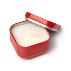 Vela aromática Stamina Trini 1528, rojo, detalle de la cera y la tapa roja