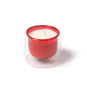 Vela aromática Stamina Flora 1530, rojo, vista de la vela roja en perspectiva