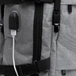 Mochila de viaje Stamina Margot 1534, gris vigoré, detalle de la salida USB con accesorios como ejemplo de uso